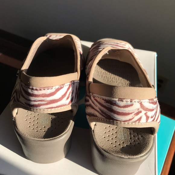 BZEES Dream Washable Wedge Sandals US 10 - Picture 3 of 4